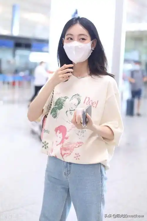 祝绪丹印花短袖牛仔裤现身机场笑容甜美撩发动人