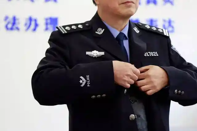 最后一次着正装, 摸一摸无数次被汗水浸润的警号, 穿着警服再点一支烟