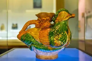 中国内蒙古赤峰博物馆鸳鸯形三彩壶