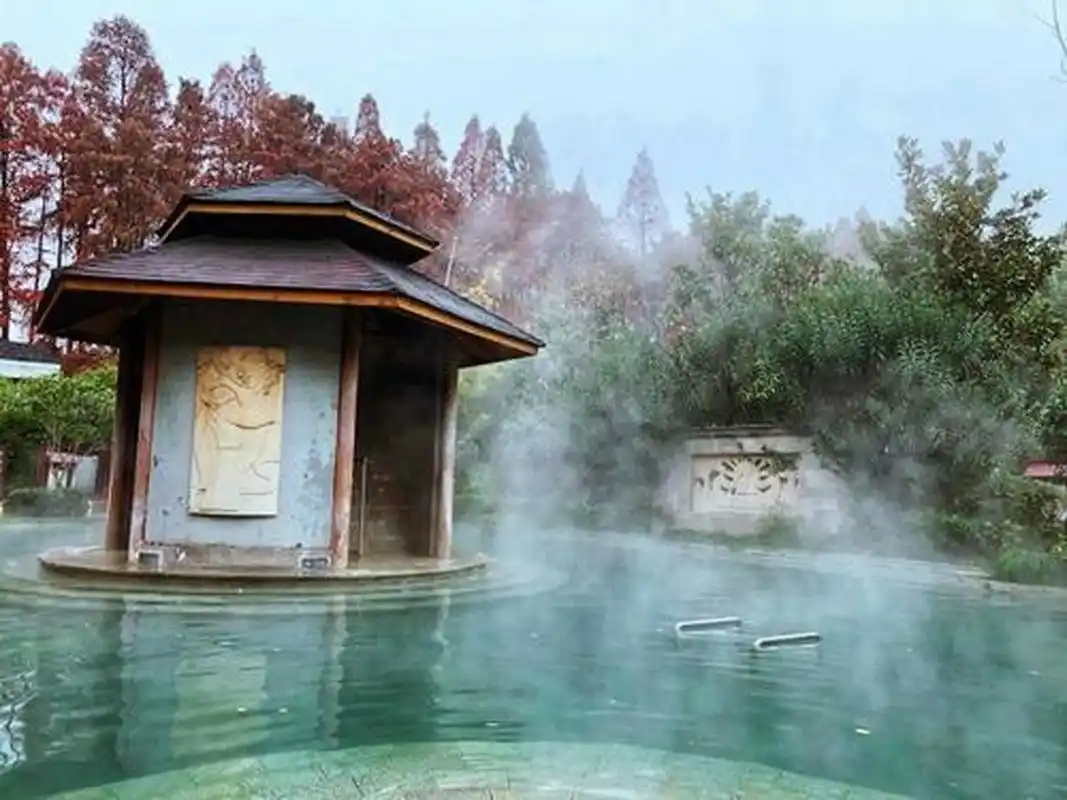 泉有三眼,分上,中,下三池,水由眼中喷出,汹涌翻滚,雾笼云蒸,气象十分