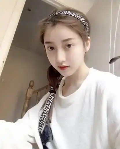 姜贞羽自拍背后的楼梯