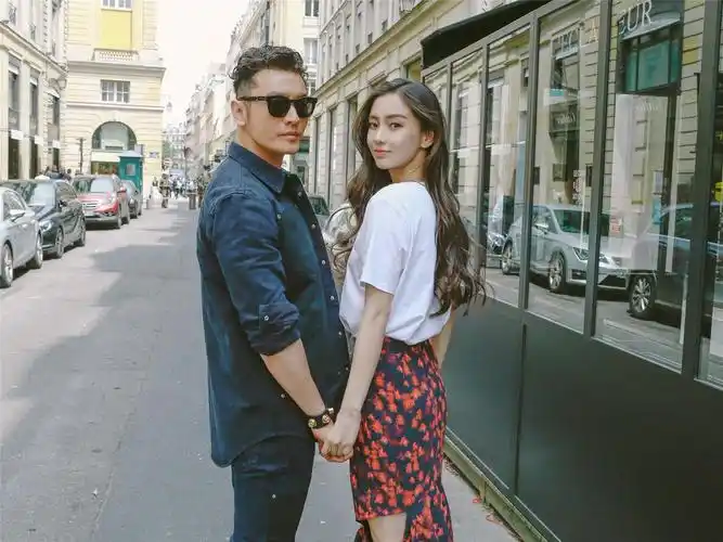 baby杨颖和几位朋友在一起聚会玩乐,有说有笑的,不多时黄晓明也到了