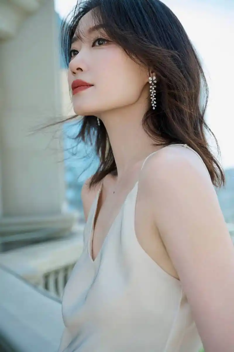 近日工作室晒出了一组张小斐活动写真美照,她身穿一袭简约动人的