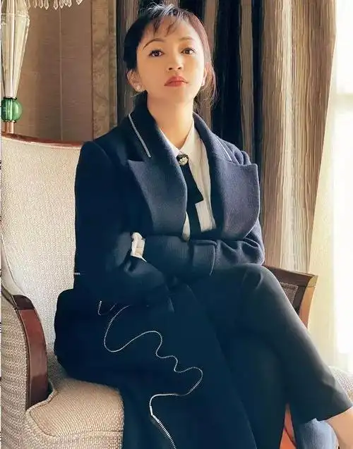 后来罗海琼考入了上海戏剧学院,大学期间因参演个人首部电视剧《魂系