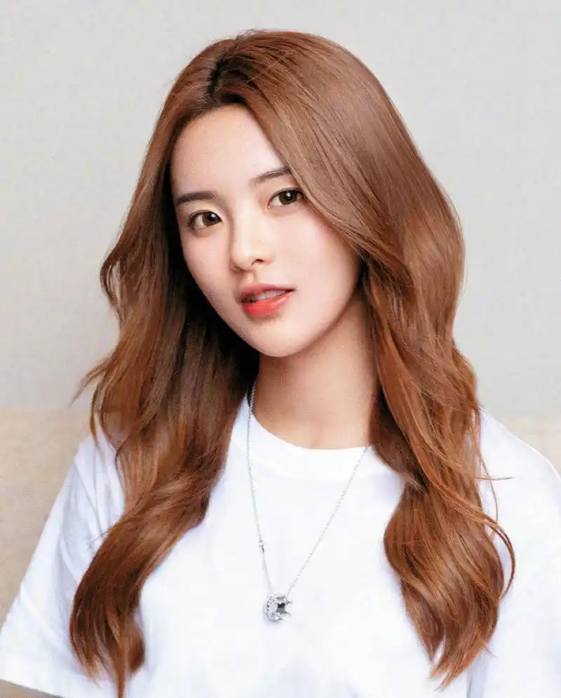 原创杨超越清纯造型又圈粉焦糖卷发搭配白短袖美得灵动高级