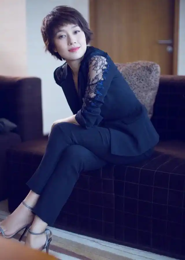 马伊琍短发红唇亮相发布会 穿蕾丝点缀西装知性娇美又干练妩媚