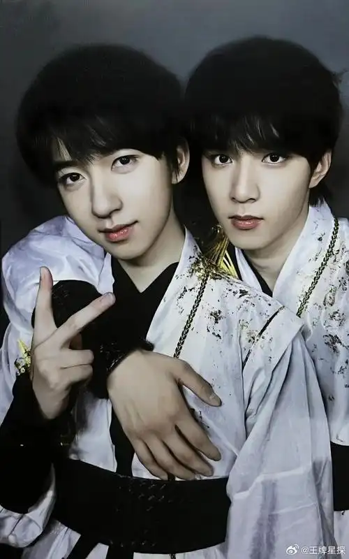 刘耀文晒了关于视频贺峻霖在微博下和他互动刘耀文躺着是舒服哈