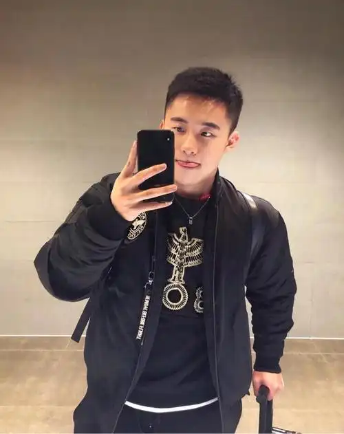 自拍爱伸舌头肌肉男,这样的臭弟弟好可爱!提前送上你的七夕男友