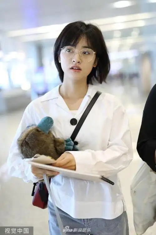 沈月短发戴眼镜展清纯"初恋颜" 抱毛绒玩偶挠头表情呆萌