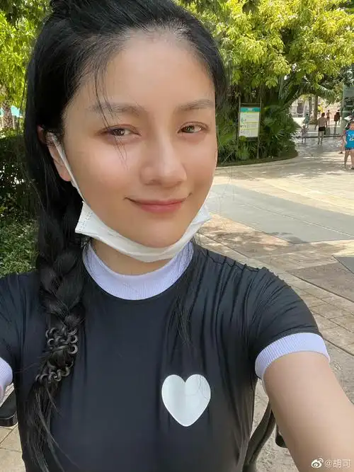 照片中,胡可扎着麻花辫,身穿黑色上衣,素颜出镜的她皮肤紧致饱满,状态