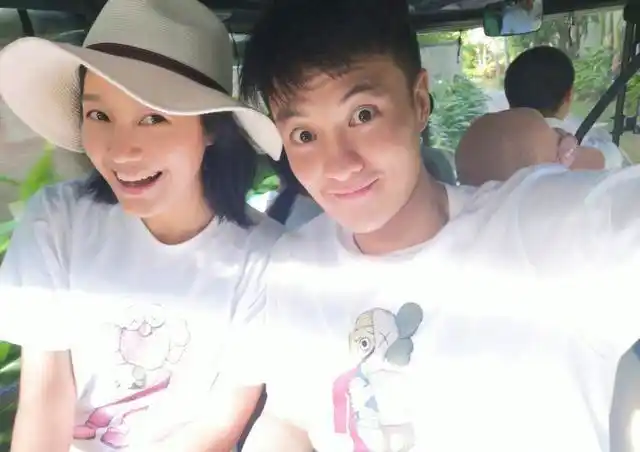 朱丹罕见晒与老公穿情侣装秀恩爱两人同框卖萌像热恋的少男少女