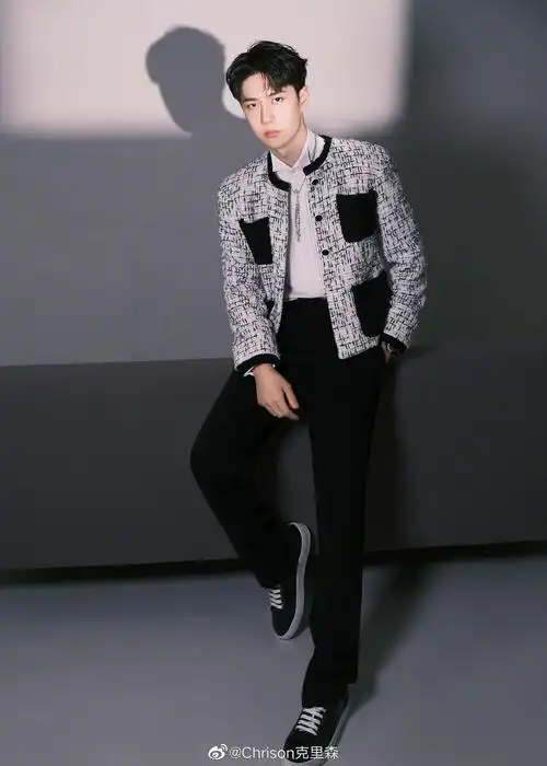 王一博今晚的街舞造型,身穿chanel 2022早春斜纹软呢外套……__财经