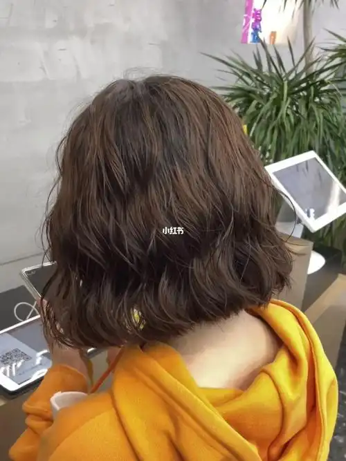 女生短发法式烫发蛋卷头头发多也可以烫哦