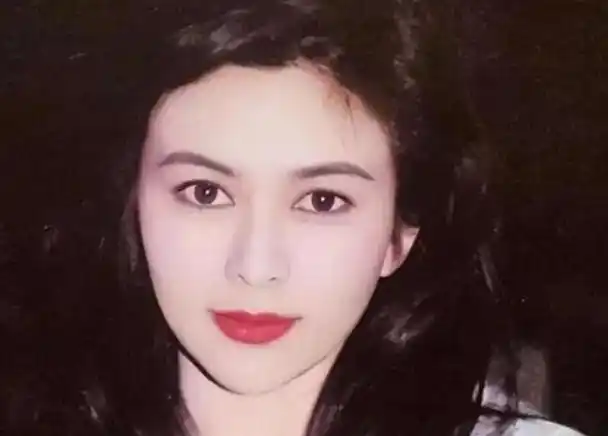 60岁关之琳看演唱会,生图曝光和路人没区别,旁边邱淑贞眉眼精致