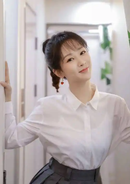 女星杨紫清凉写真清新明丽俏皮可爱