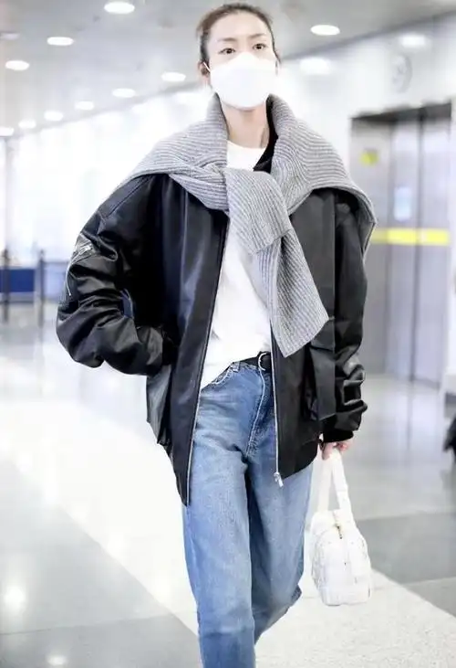 说起刘雯,那便想到她的穿搭,她的机场穿搭都是"接地气"的,简单基础又