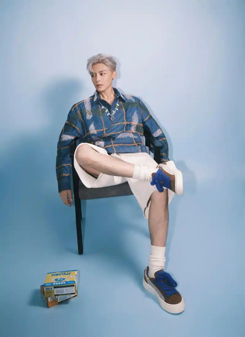 侯明昊银灰发色释出,蓝色上衣搭配卡其色短裤,英俊的面容和迷人的身材