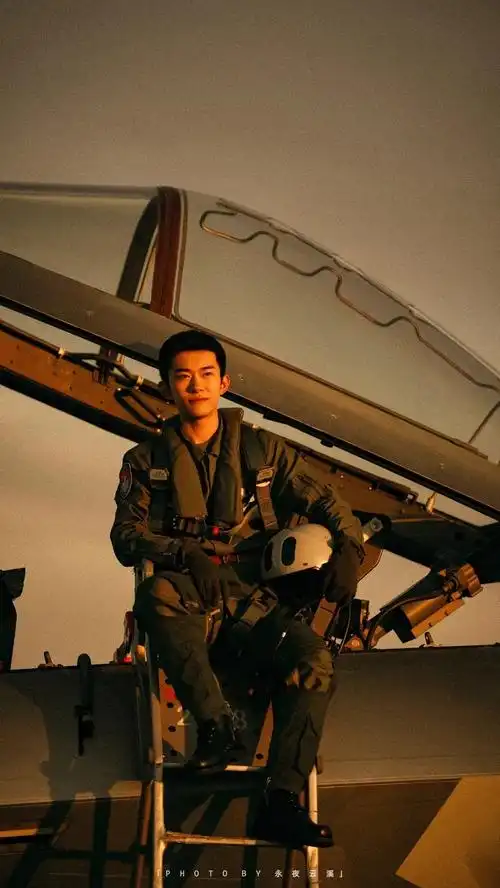 易烊千玺军装照