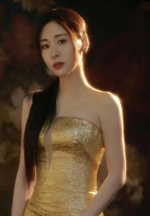 原创张碧晨的心眼真多上下各少了一块布让人最起码也要多看她两眼