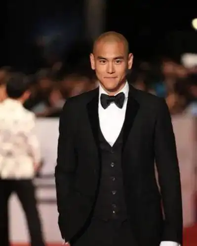 要说演员为了角色剃光头,那是再正常不过的,下面悦一带大家盘点下那些