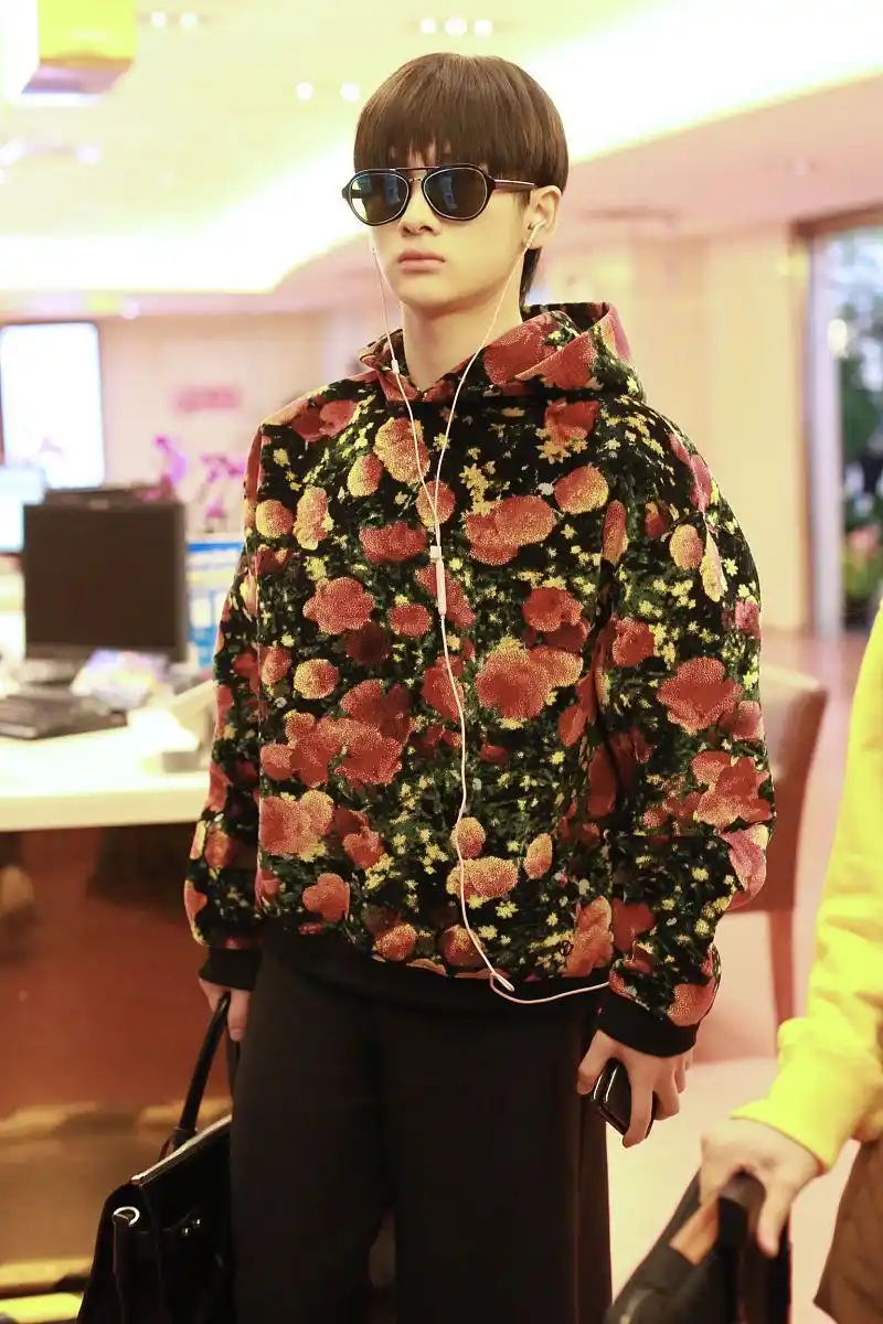 周震南街拍:摇粒绒花朵帽衫阔腿裤帅气酷范儿