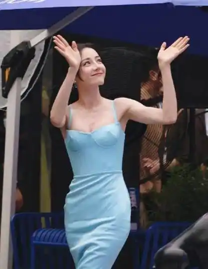 迪丽热巴现身成都,穿无袖上衣放弃捂胸,裤子疑开线,网友:尴尬_衣服