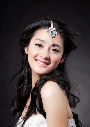 肖婷佳最拿手的是唱歌,舞蹈,肖婷佳的歌声就像百灵鸟一样清脆,委婉