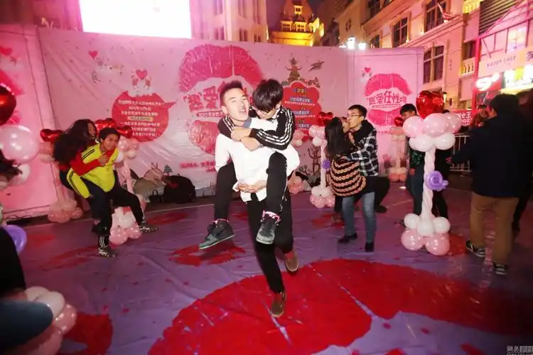 街拍:小情侣花式秀恩爱