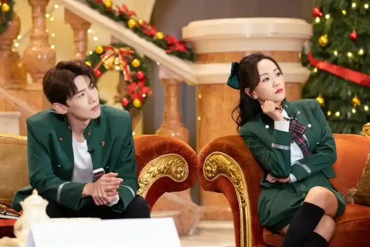 嘉宾杨蓉(右)和白敬亭