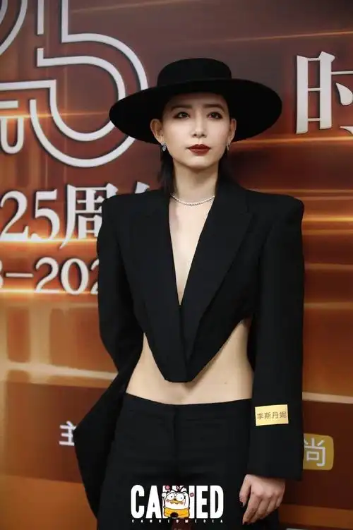 这个身材我先斯哈斯哈,腹肌可以摸摸嘛@李斯丹妮#李斯丹妮2022搜狐