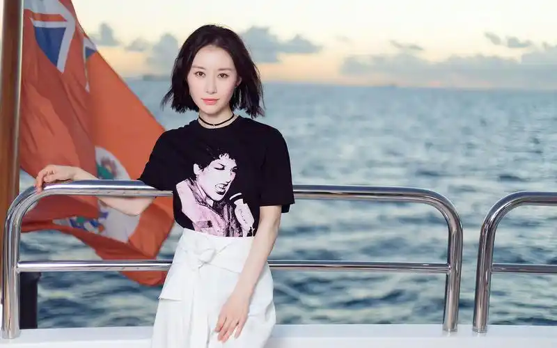 舒畅清新短发恬静写真高清桌面壁纸