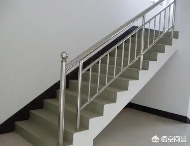 农村自建房的楼梯扶手选择实木202不锈钢304不锈钢和玻璃的哪种比较好