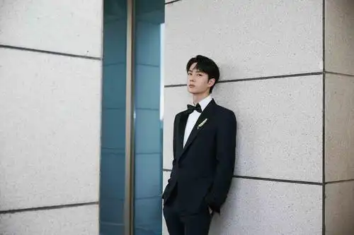 王一博西装绅士范写真,图库-回车桌面