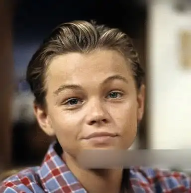 其实不仅是小李子长大之后,他在小时候的颜值也并没有多帅气.