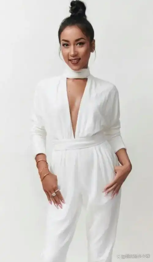 吉克隽逸不走欧美路线变温柔,紧身皮裙拼接白色薄纱,笑容真温暖