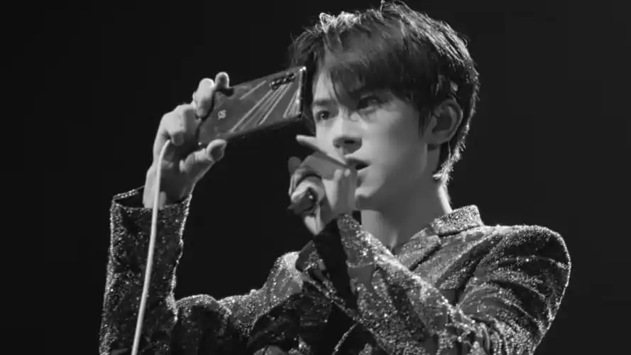 电脑壁纸 明星 大陆明星 青春少年易烊千玺时尚高冷黑色系写真