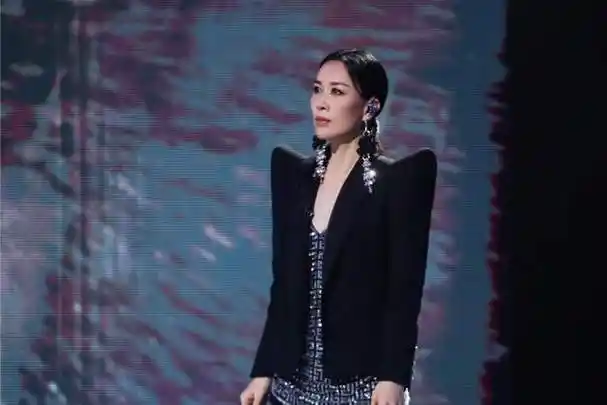 开始制造话题了,这个倒是有可能,毕竟上一季节目组就把蔡依林给剪掉了