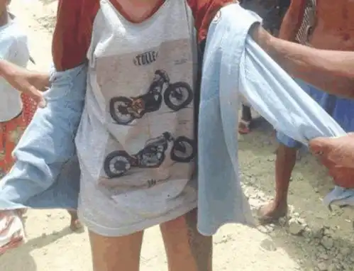 女子进入一村庄, 不料被人当众扒衣服, 村民却无动于衷