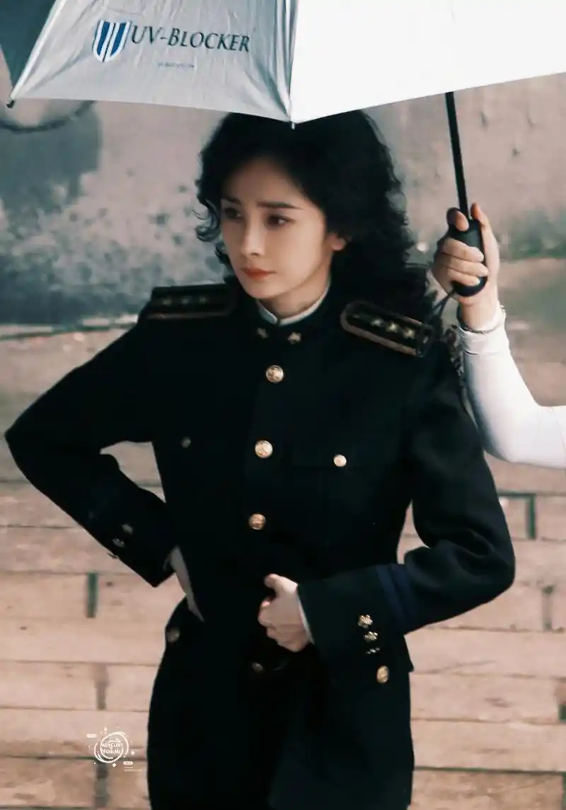 杨幂身穿军装搭配卷发,英姿飒爽,气场强大!