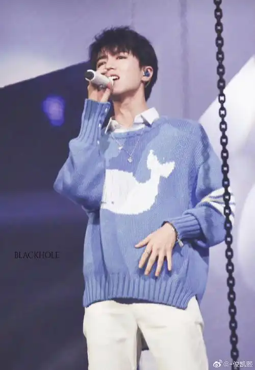 蓝色渐变真的好致命 话筒是王俊凯的专属浪漫