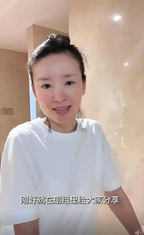 42岁董洁素颜浴室化妆皮肤过敏脸颊泛红嘴角长一颗痘太真实