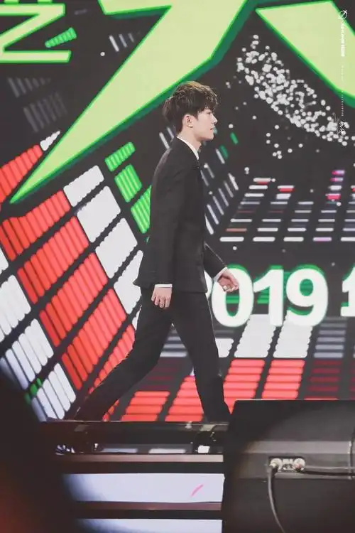 易烊千玺的身材太绝了他穿西装侧站在镜头前凹凸有致