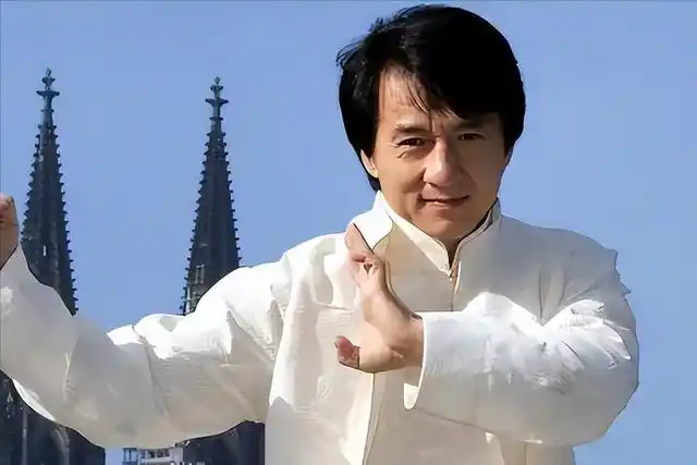 成龙大哥是国内家喻户晓的功夫巨星,不仅在国内尽人皆知,国际上更享有