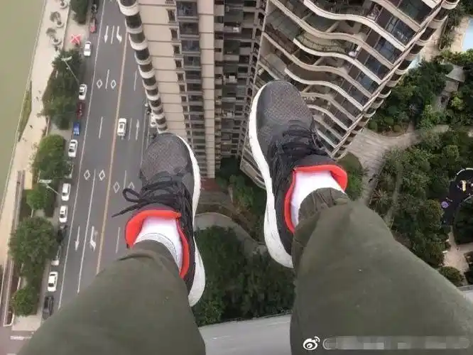 这位网友共发了9张照片,拍摄地为韶能集团29楼的天台上,其中有3张照片