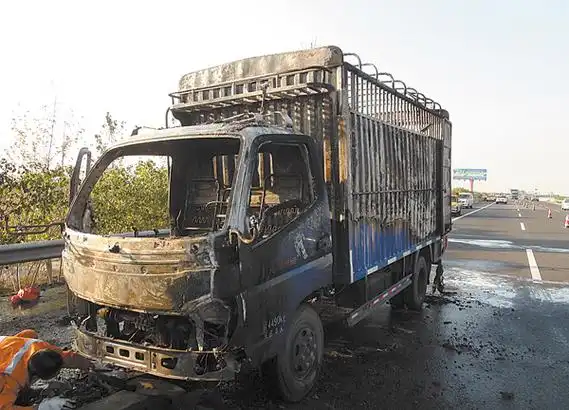 一转眼工夫 货车烧成了铁架子 厢式货车自燃,一车服装和十万现金被烧