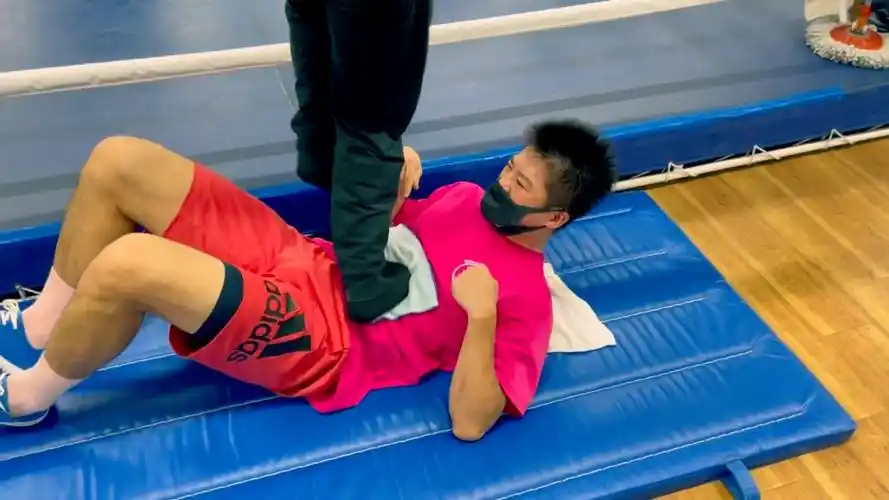 拳击手运动员日常腹部踩踏训练,体育生腹肌抗压能力