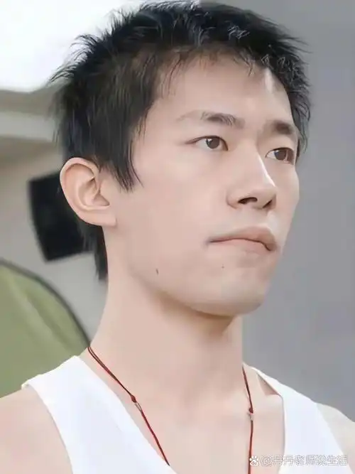 但那都是美颜p过修过的图,一眼普通的颜值易烊千玺照片帅气易烊千玺最