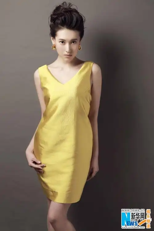 宁丹琳登封面冷艳卖萌两不误宛若盛开的百合花