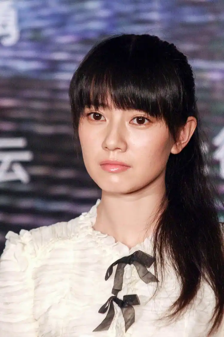 往事高圆圆15年前青涩照曝光短发可爱吸睛