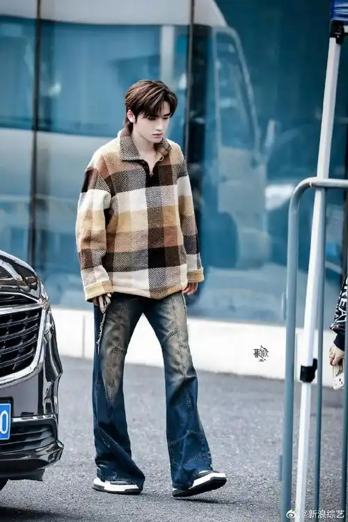 宋亚轩美拉德初秋穿搭##王牌对王牌